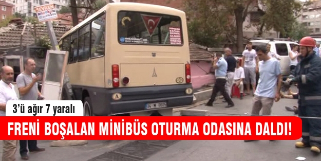 Freni boşalan minibüs oturma odasına daldı!