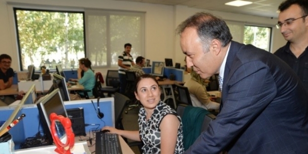 Vali Altıparmak, Turkcell Global Çağri Merkezini Gezdi