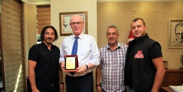 Motorculardan Başkan Kurt’a Teşekkür Plaketi