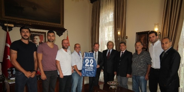 Trakya Üniversitesi Meriç Spor Kulübü Yöneticileri Ve Oyuncuları, Belediye Başkanı Gürkan’ı Ziyaret Etti