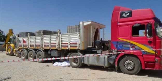 Şoför kendi TIR'nın altında kaldı