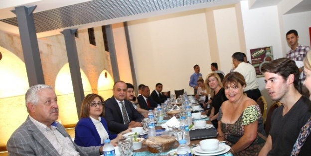 İngiliz Yazarlar, Mutfağımızın Tadını Çikardilar