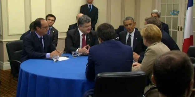 Dünya liderleri yuvarlak masada buluştu!