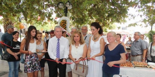 Altınoluk’ta Ebru Ve Resim Sergisi Açıldı