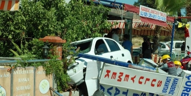 Aracıyla Restoranın Bahçesine Girdi