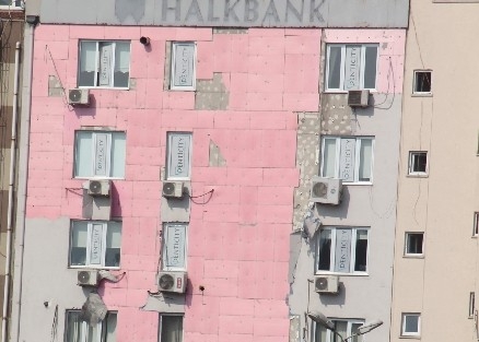 Fırtınada Kopan Parçalar Tehlike Oluşturuyor