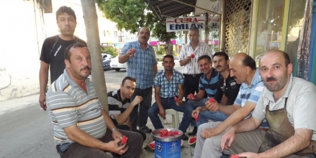 Satamadığı Karpuzu Çarşi Esnafına İkram Etti