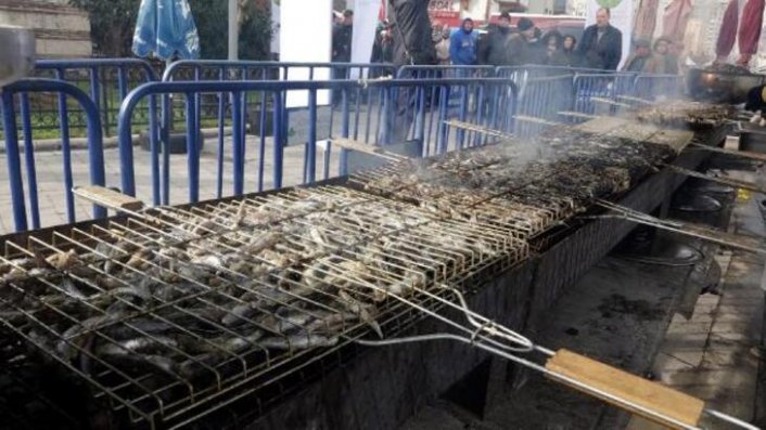 Bursa'da 'Hamsi Festivali': 5 bin kişiye hamsi ekmek ücretsiz dağıtıldı