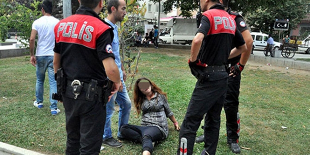 Kızlar bıçaklarla birbirine girdi