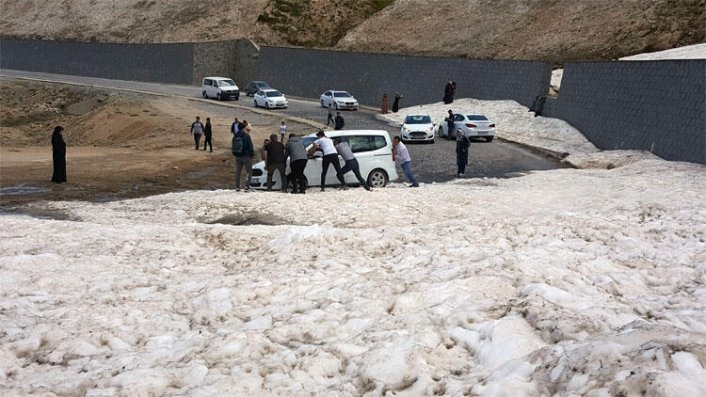 Yaz günü onlarca araç karda mahsur kaldı