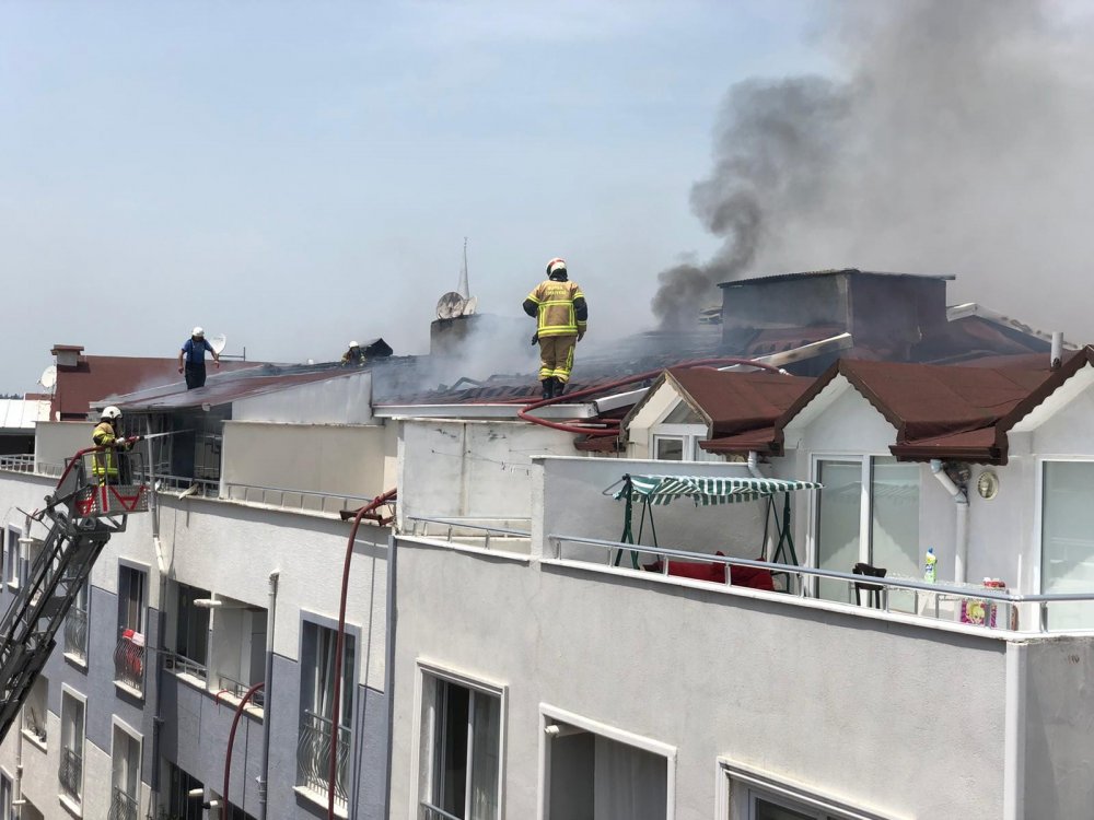 Bursa'da korku dolu anlar...4 katlı bina yangın sebebiyle boşaltıldı