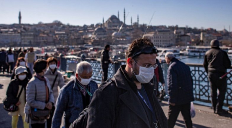 Halka açık alanlarda üç katlı maske takılsın