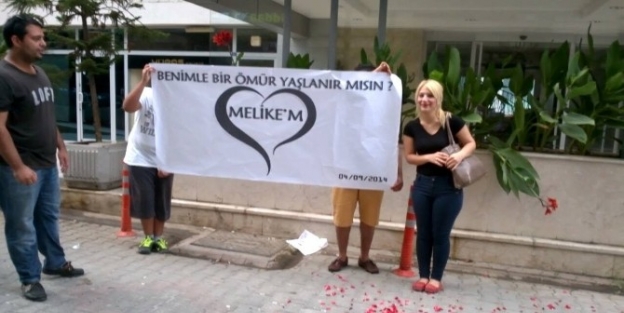 Pankartlı Evlilik Teklifi