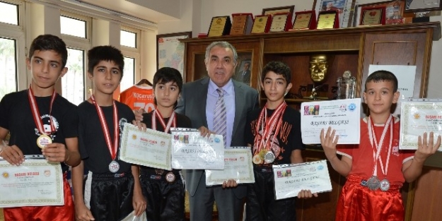 “sevgiye Uzanan Eller”in Şampiyon Wushu’cuları