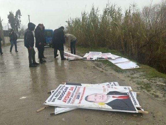 Cumhurbaşkanı Erdoğan'ın afişlerini söküp dereye attılar