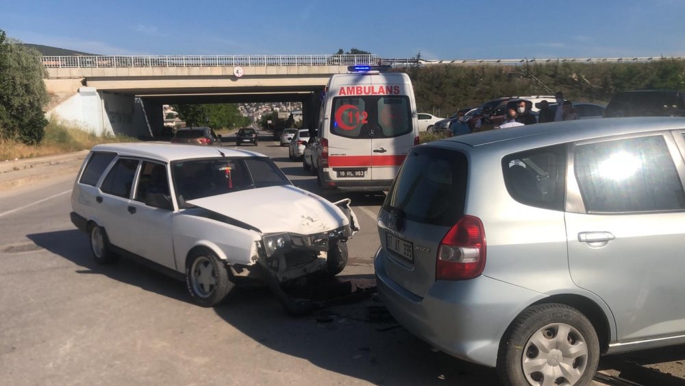 Bursa'da kaza! Kavşakta otomobiller birbirine girdi