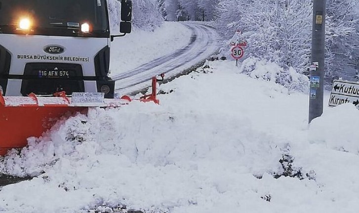 Bursa'da 138 mahalle yolu kardan kapandı! Karlı yollarda yoğun çalışma