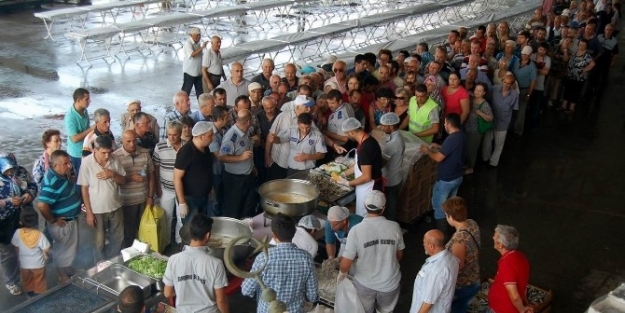 Bandırmalı Balıkçılardan İlçe Halkına Balık Ekmek İkrami
