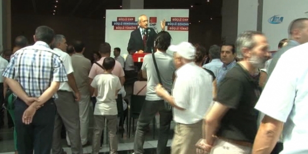 CHP’liler kurultay salonuna sığmadı