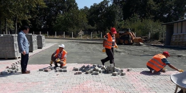 Alanlı Piknik’te Parke Döşeme Çalişmasi