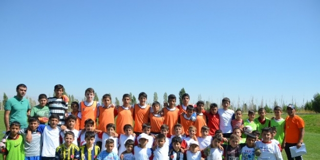 Gençlik Spor Yaz Futbol Okulu Tam Gaz