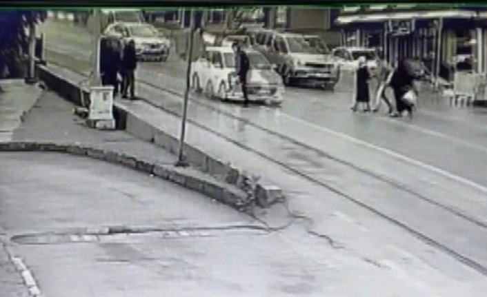 Bursa'da karayolundan karşıya geçen vatandaşın ölümden döndü