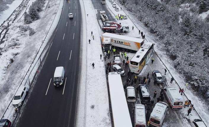 Bolu geçişinde zincirleme kaza! İstanbul istikameti trafiğe kapatıldı