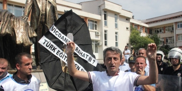 Türk Eğitim-sen Müdürlük Önüne Siyah Çelenk Bıraktı