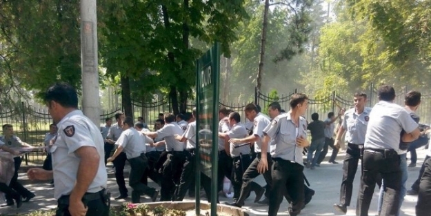 Öğrenciler Özel Güvenliğe “yangın Tüpü” Sıktı