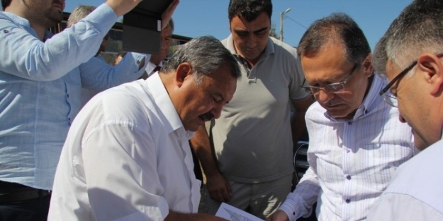 Burhaniye’de Amfi Tiyatro İçin Kollar Sıvandı
