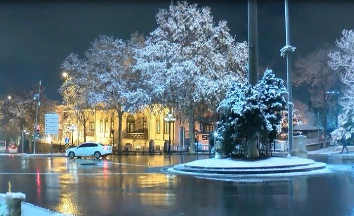 Başkent Ankara'da kar yağışı etkisini artırdı