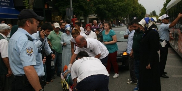 Otomobil Yayaya Çarpti, Trafik Kilitlendi