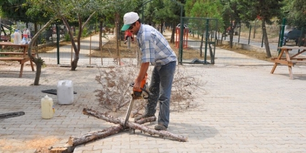 Tekirdağ’da Park Ve Bahçe Temizlikleri Devam Ediyor