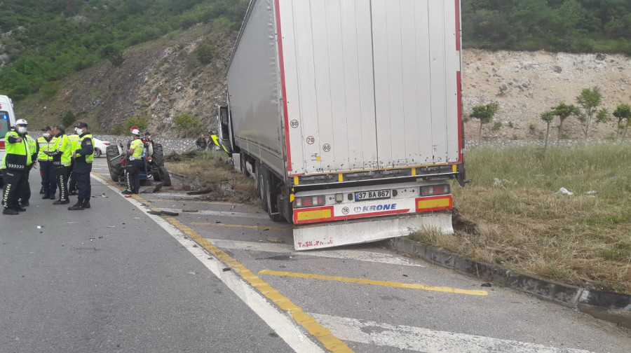 Bursa'da TIR ile traktör çarpıştı!