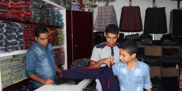 Okul Kıyafeti Satan Mağazalar İş Yapamamaktan Şikayetçi