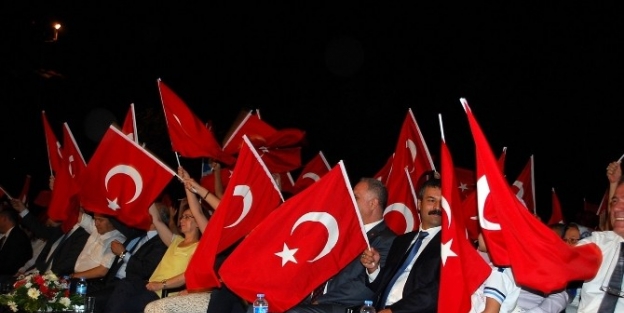 Salihli’de Kurtuluş Günü Halk Konseri İle Renklendi