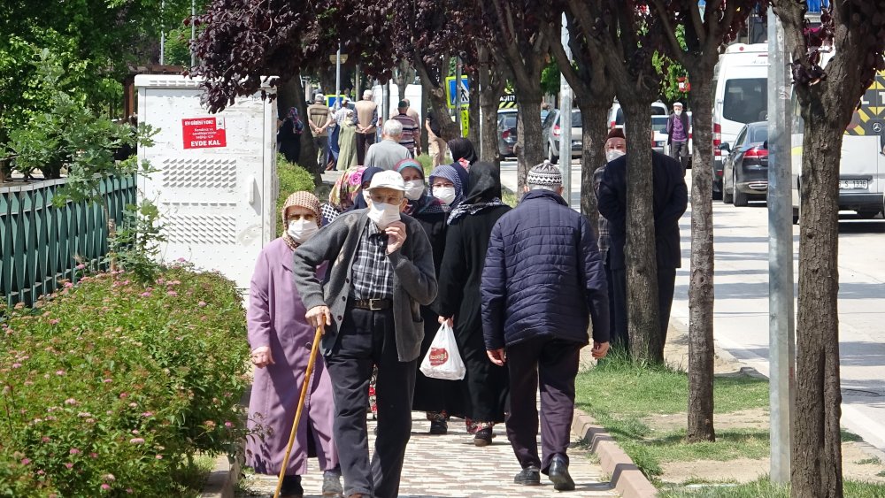 Bursa'da 65 yaş üstü vatandaşlar park ve bahçelere akın etti