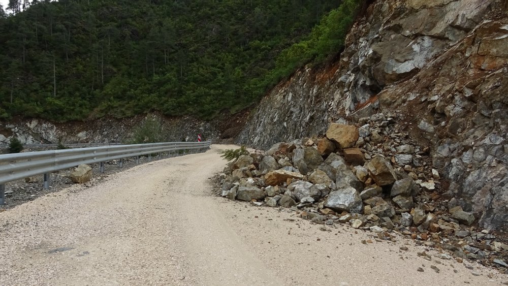 Bursa'da ölüm yolu! Sürücüler büyük korku yaşıyor