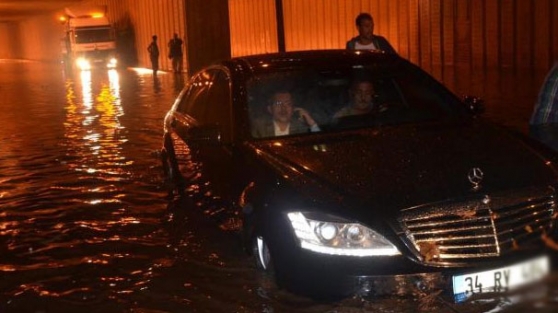 Başkan kendi yaptırdığı alt geçitte mahsur kaldı