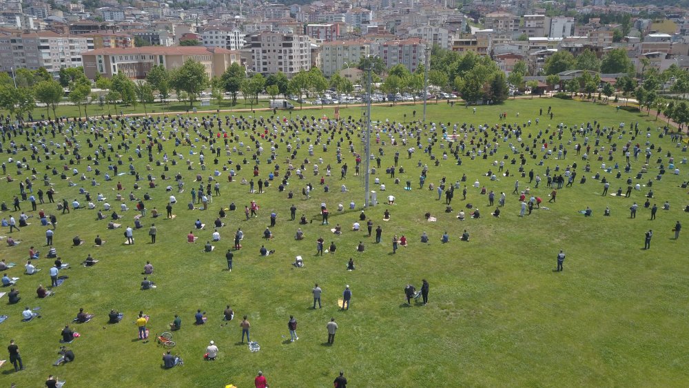 Bursa’nın en büyük kent parkında cuma namazında insan seli