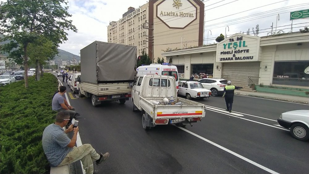 Bursa'da trafiği kitleyen kaza! Kadın yola atladı, 5 araç birbirine girdi