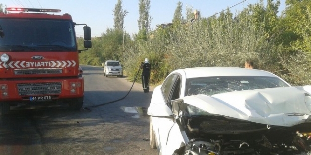 Temizlik Şirketinin Aracı İle Müdürünün Otomobili Çarpişti