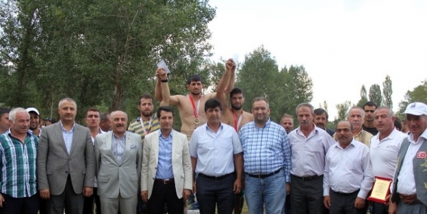 Pasinler Geleneksel Karakucak Güreşleri Yapıldı
