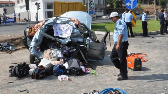 Kamyon arabayı biçti: 3 ölü!