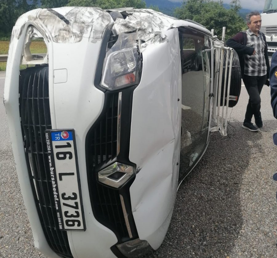 Bursa'da kaza! Biri takla attı diğeri şarampole yuvarlandı