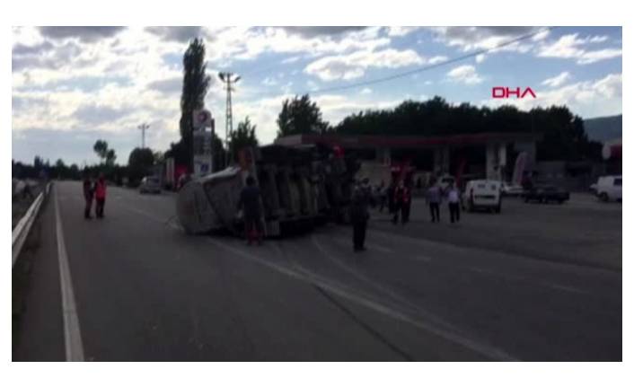 Çimento yüklü TIR devrildi, 1 yaralı