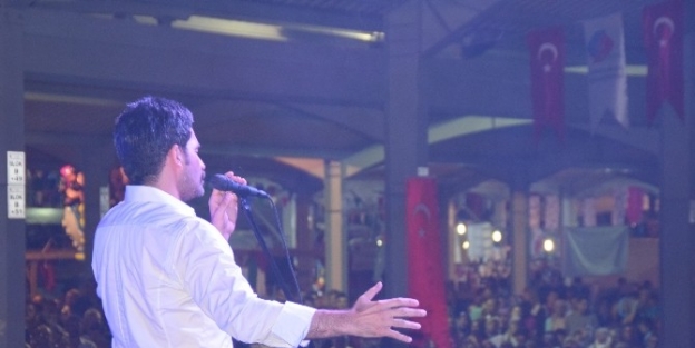 Uğur Işilak Sındırgı’da Konser Verdi
