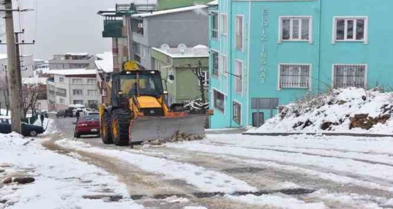 Yıldırım'da kar küreme ve tuzlama çalışmaları