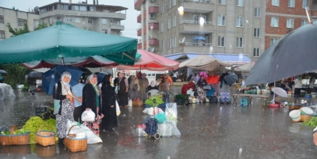 Pazarcıları Yağmur Vurdu