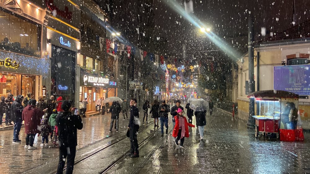 Türkiye beyaza büründü! Meteoroloji uyarmıştı, kar yağışları etkisini gösterdi